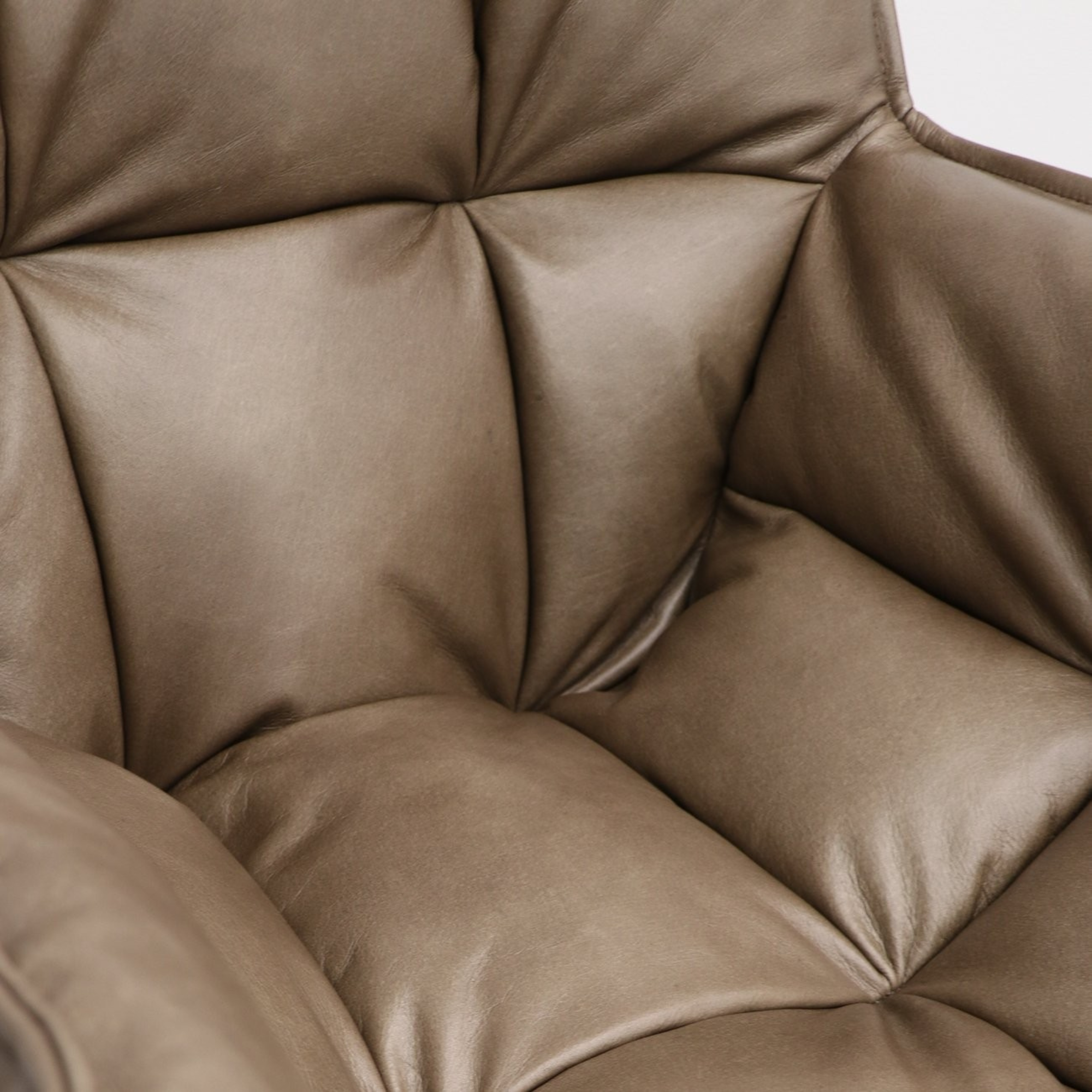 MEMPHIS LEATHER SWIVEL ARMCHAIR | BROWN