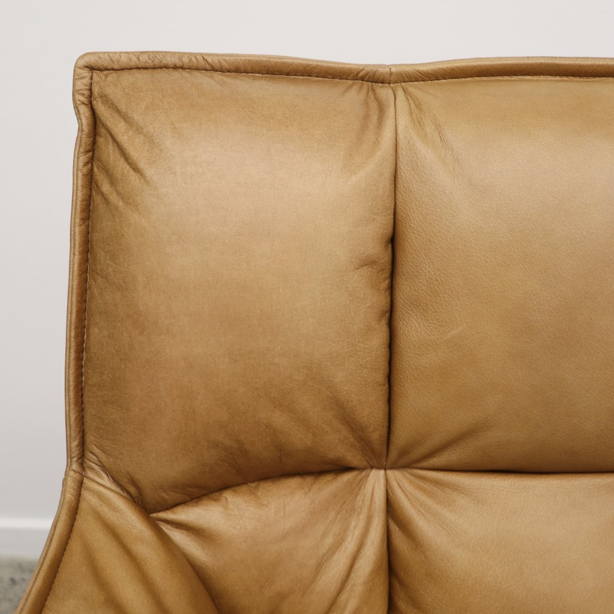 MEMPHIS LEATHER SWIVEL ARMCHAIR | TAN