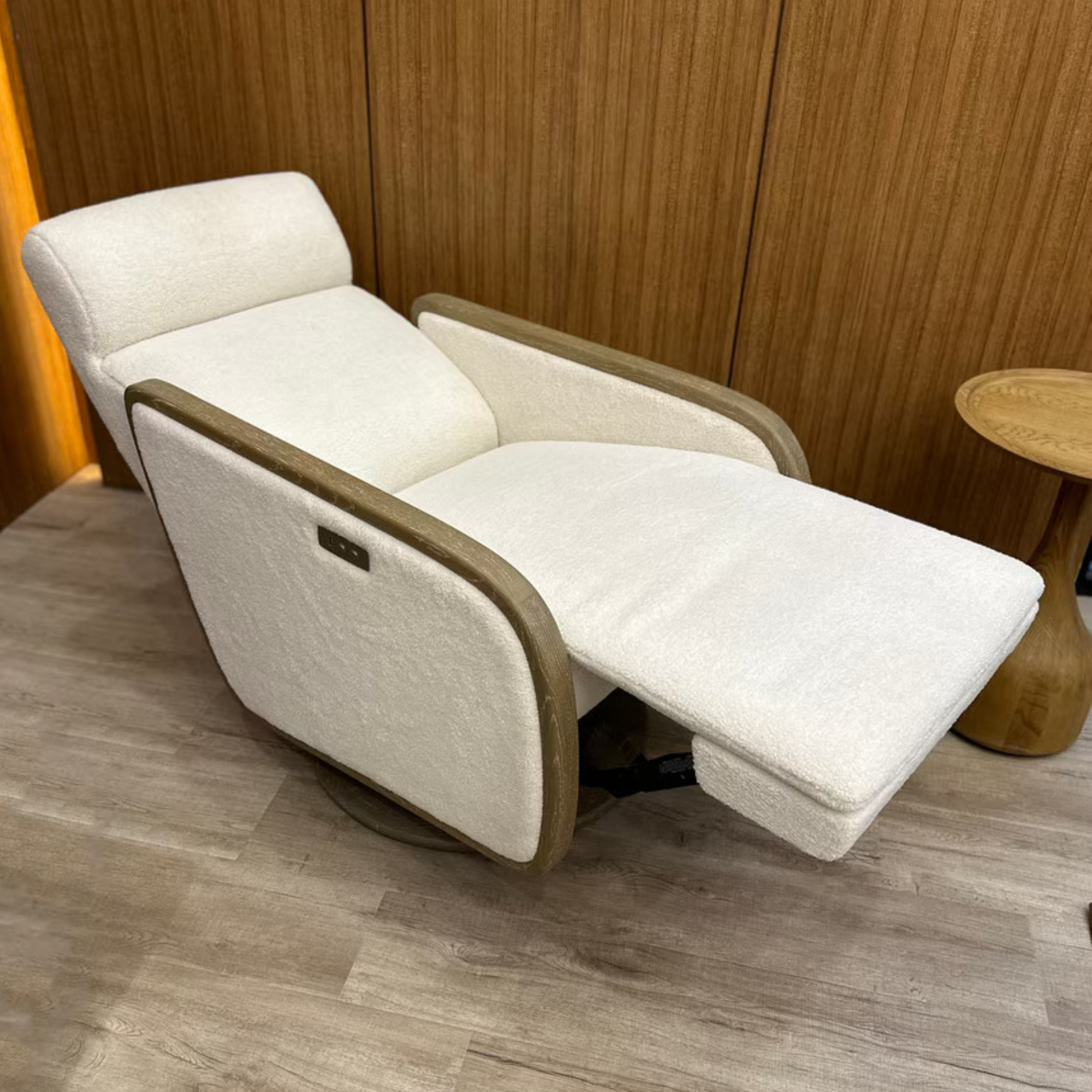 OAKMOUNT ELECTRIC RECLINER | ASHWOOD & BOUCLE