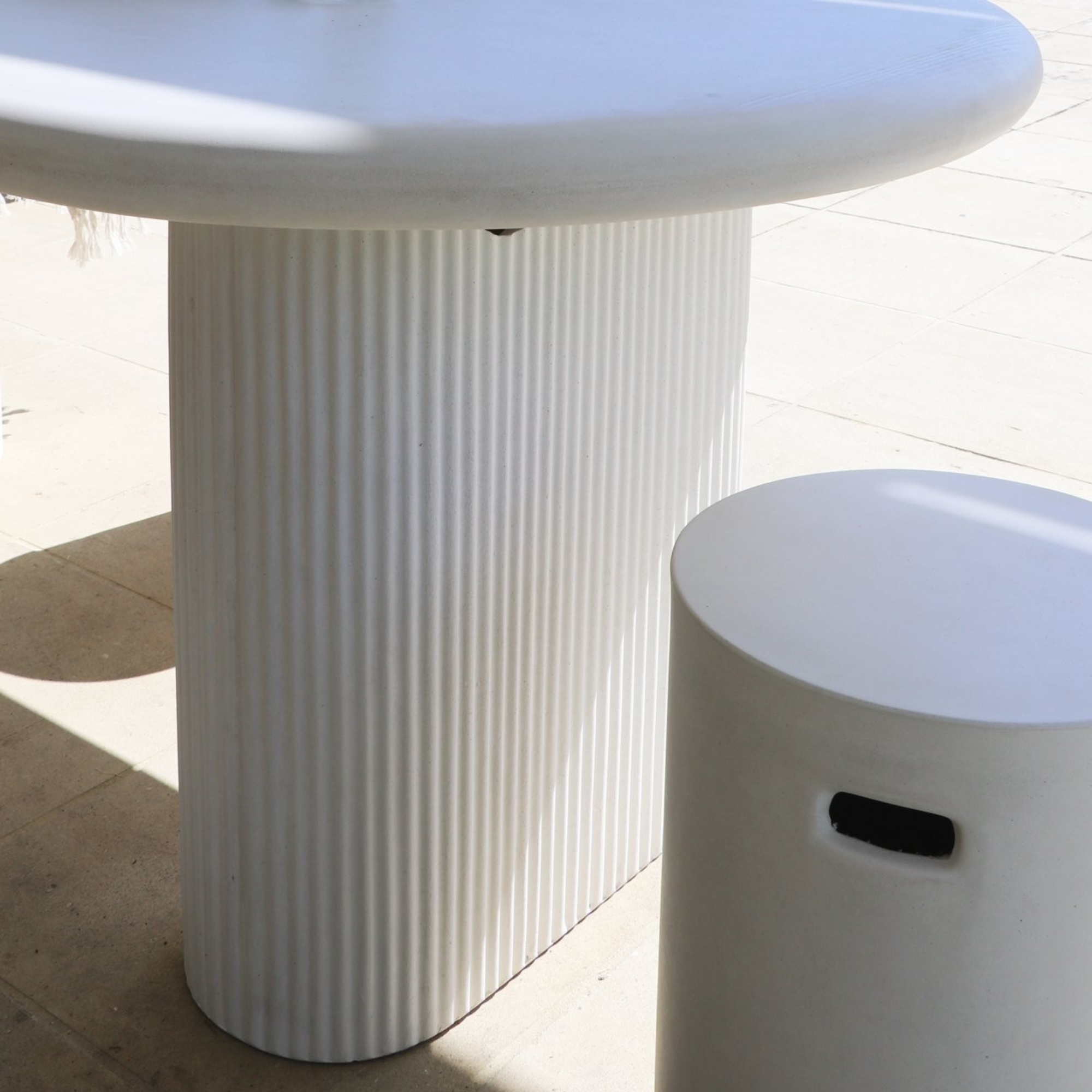 SOLONA OUTDOOR CONCRETE TABLE | WHITE