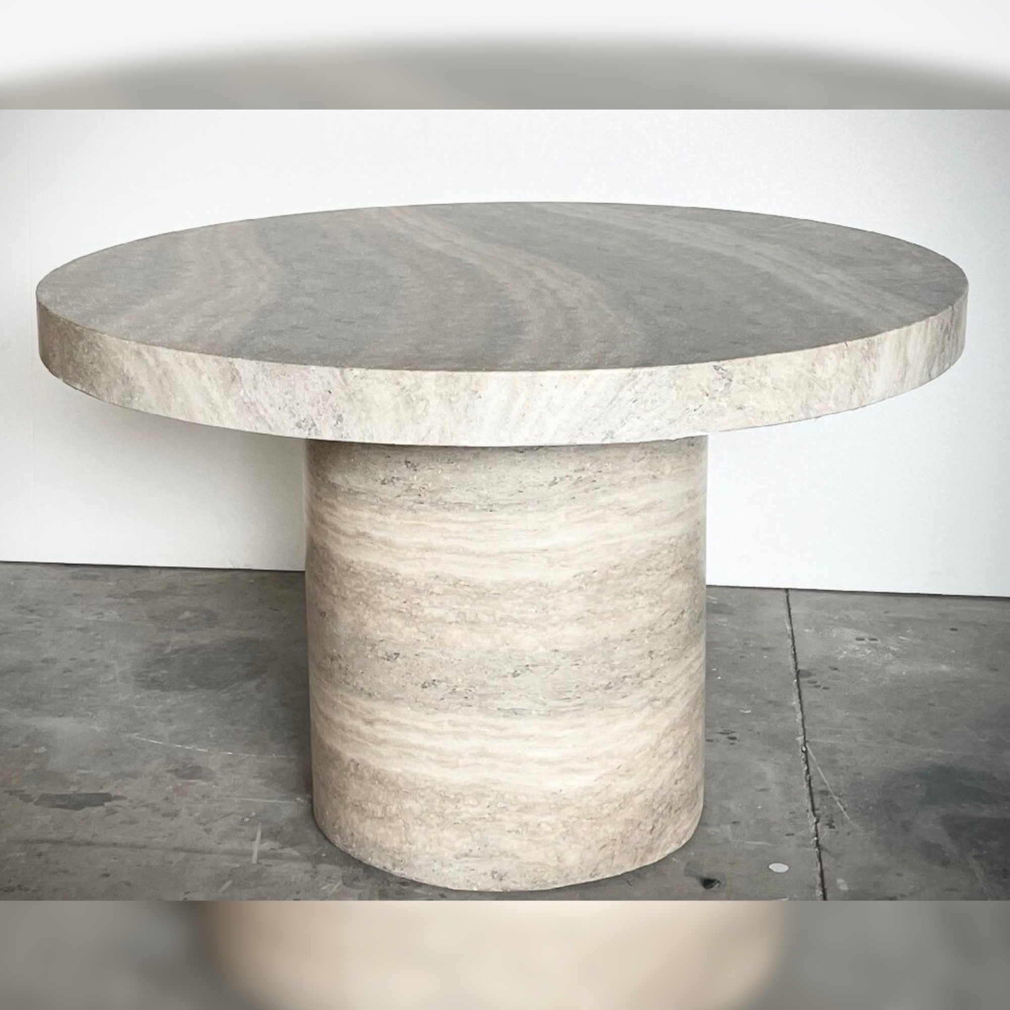 TRAVERTINE ROUND DINING TABLE | BLUE TONE