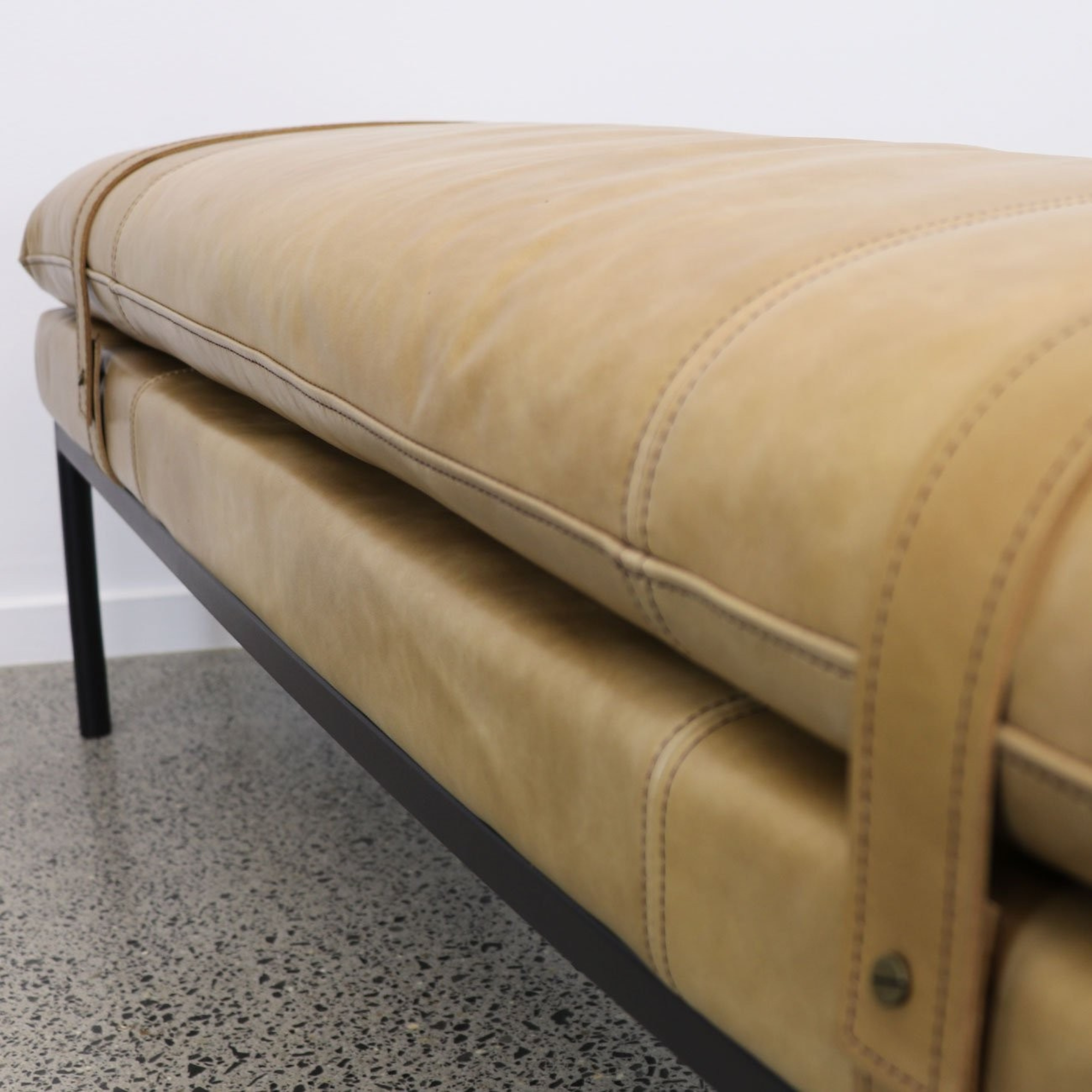 BAXTER LEATHER BENCH | TAN