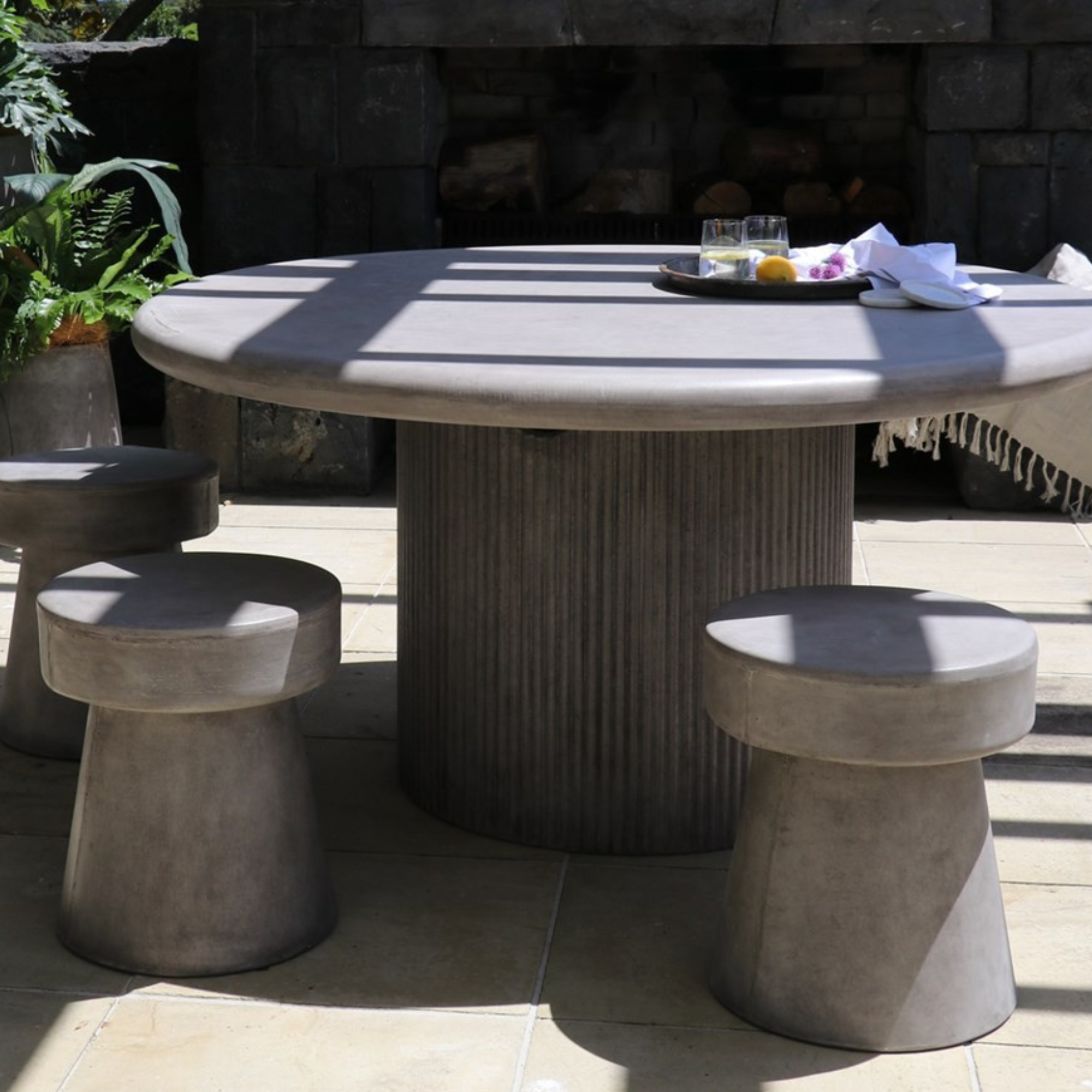 MUSHROOM CONCRETE SIDE TABLE | GREY