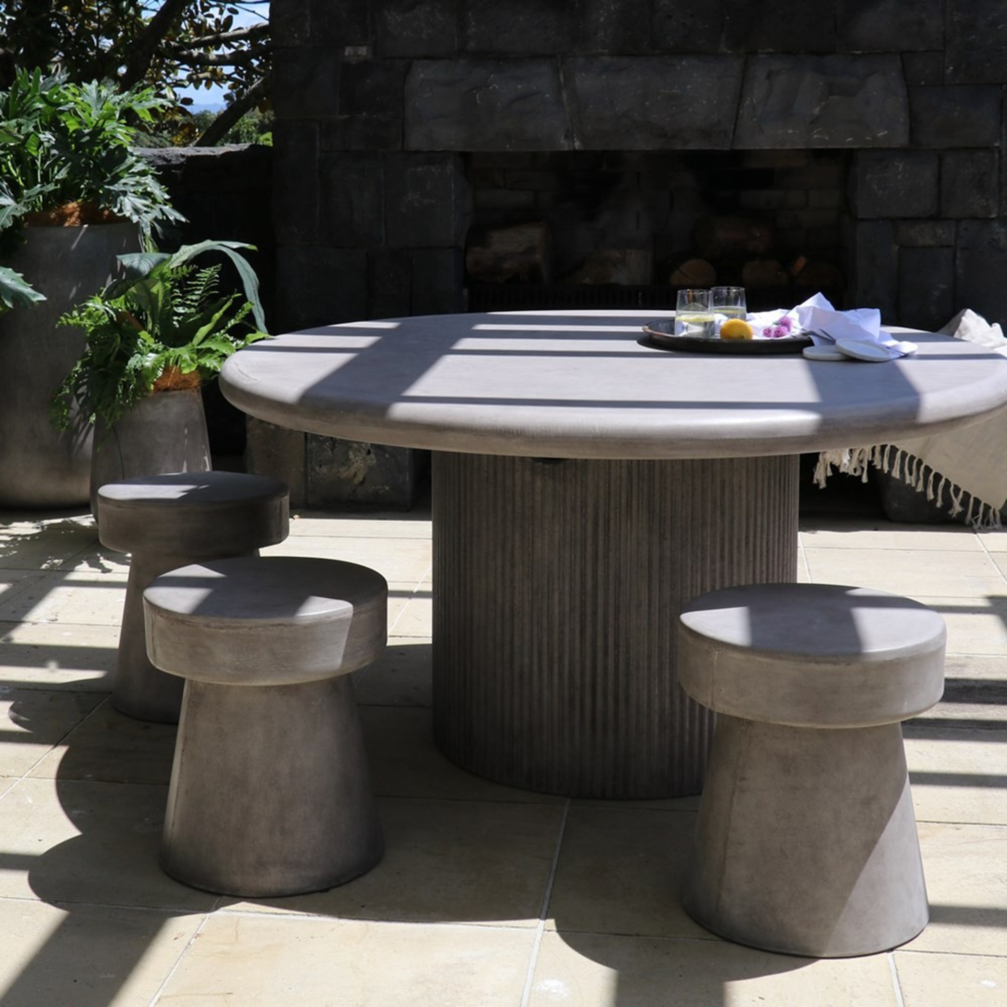 PATRAS ROUND CONCRETE TABLE | WEATHERED GREY