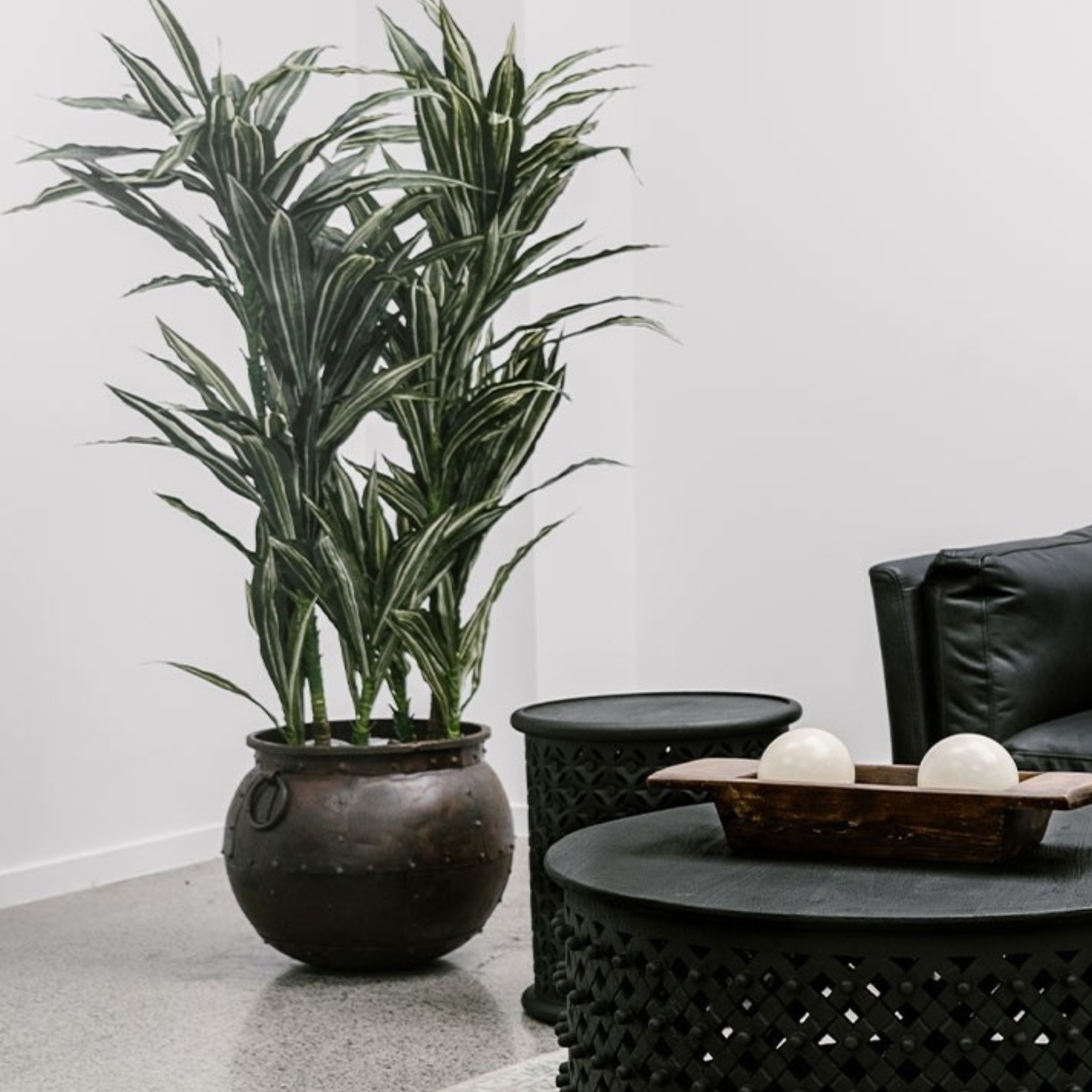 SAHAR ROUND IRON PLANTER | SMALL