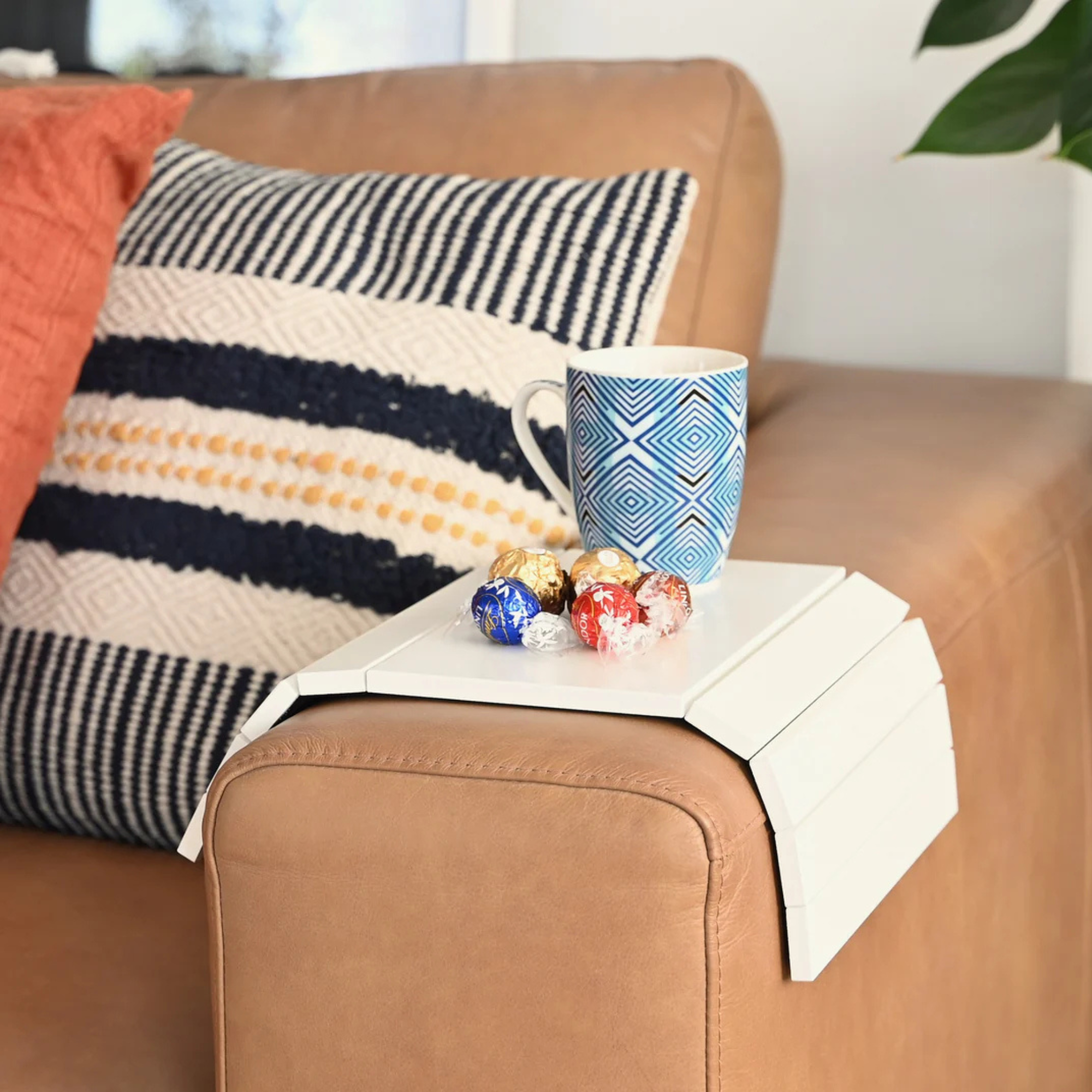 SLINKY SOFA HUGGING TABLE | 4 COLOURS