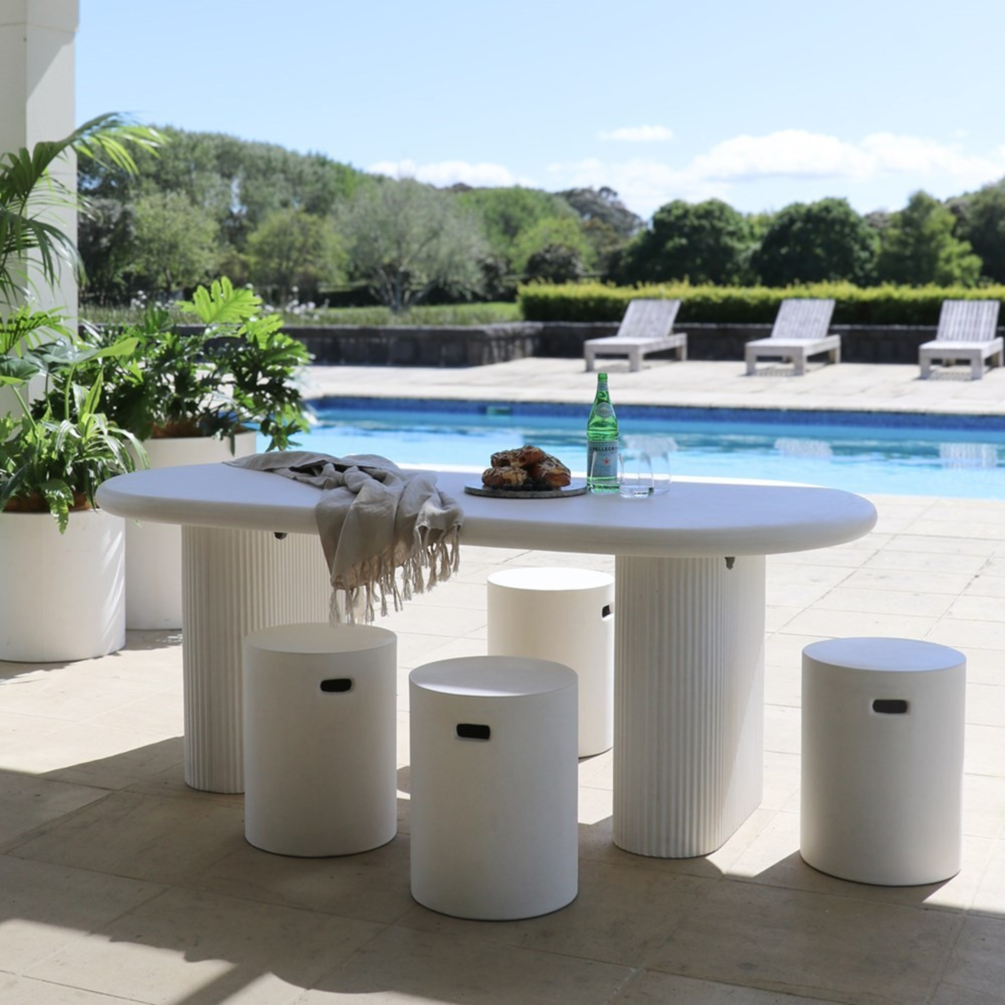 SOLONA OUTDOOR CONCRETE TABLE | WHITE