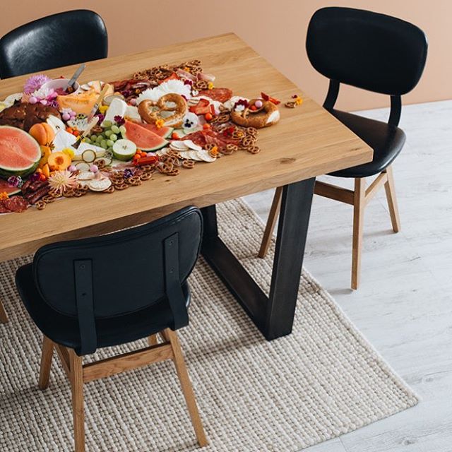 NEW YORKER 2000 DINING TABLE