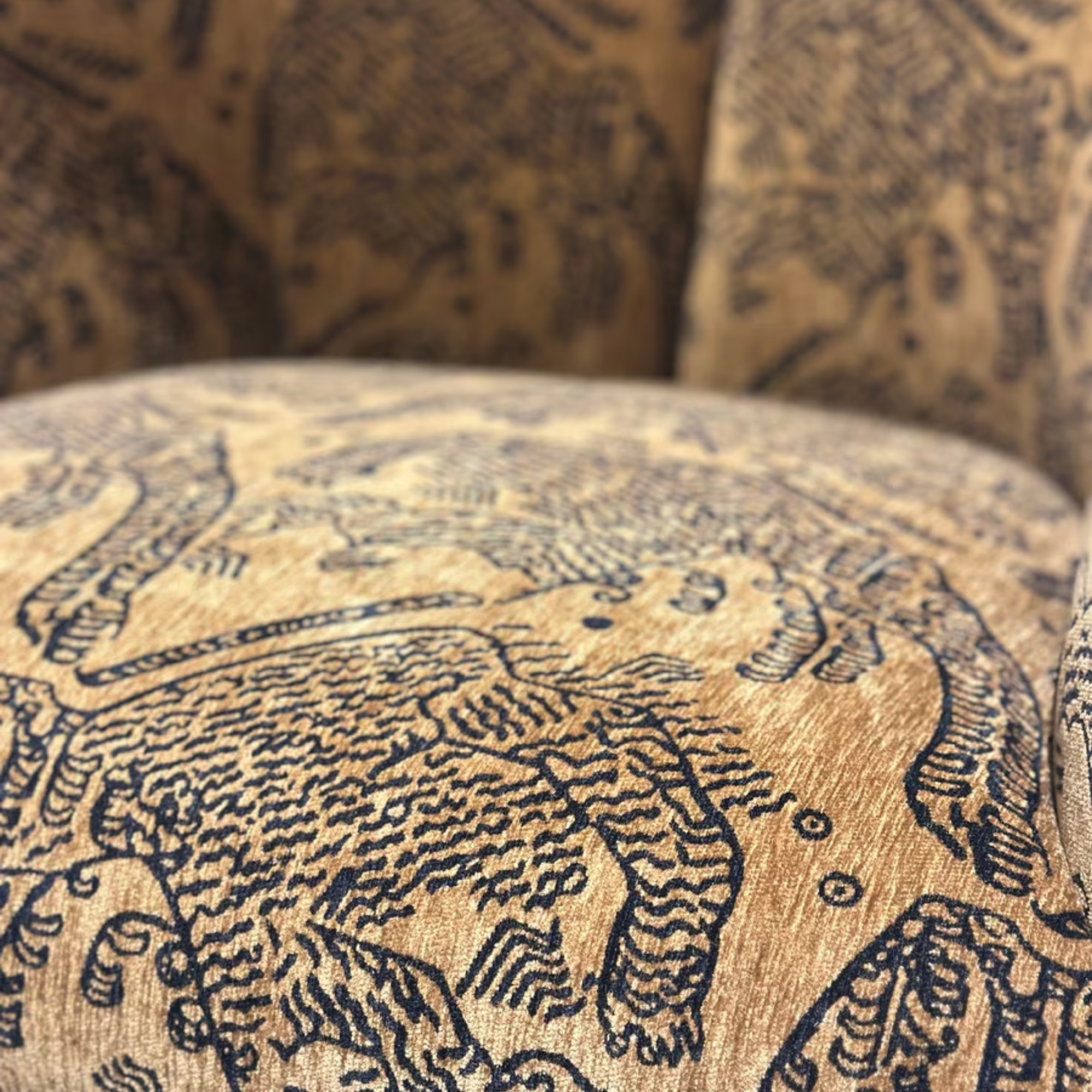 HUNTRESS ACCENT CHAIR | TIGER BROWN