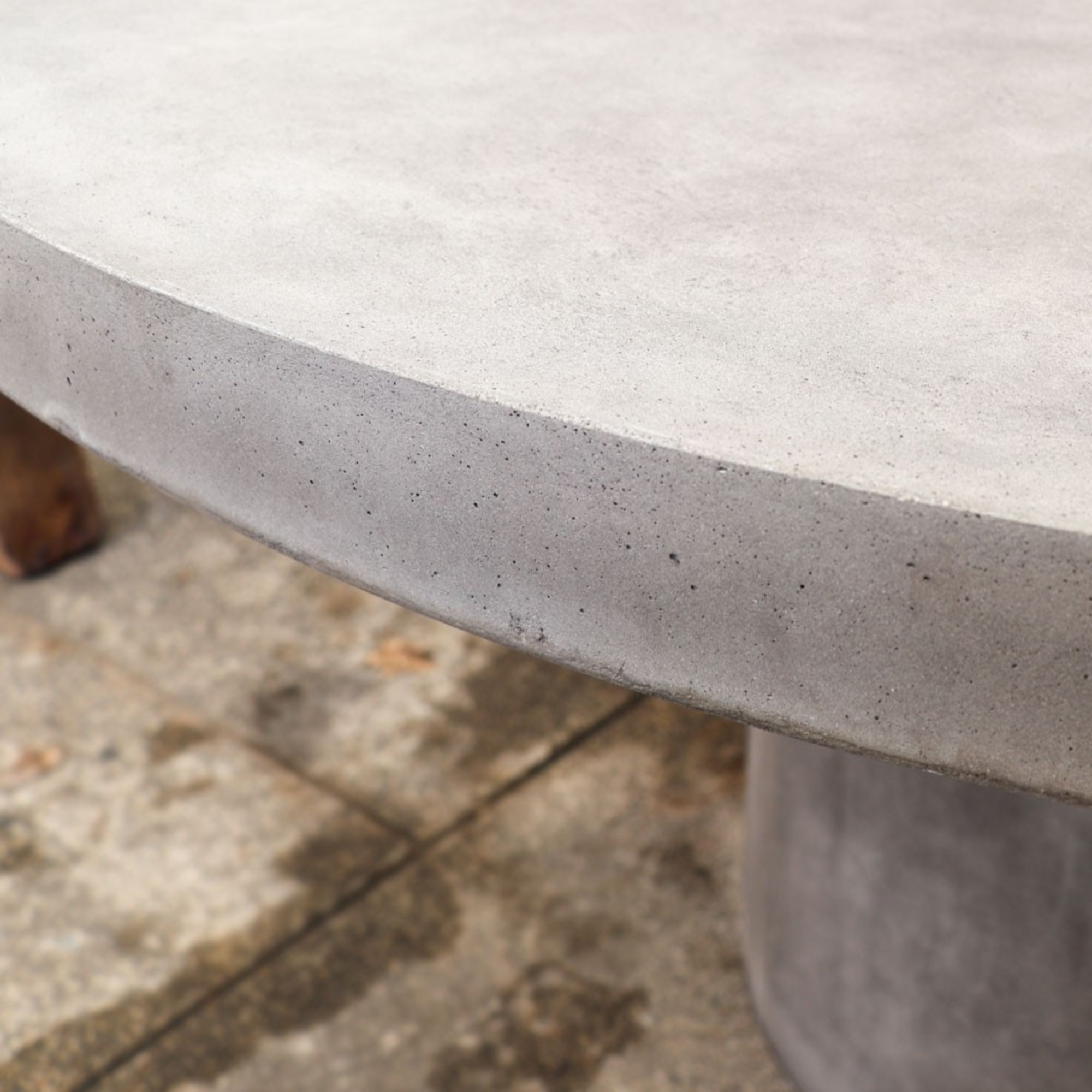 MILAZZO ROUND CONCRETE TABLE | WHITE OR GREY