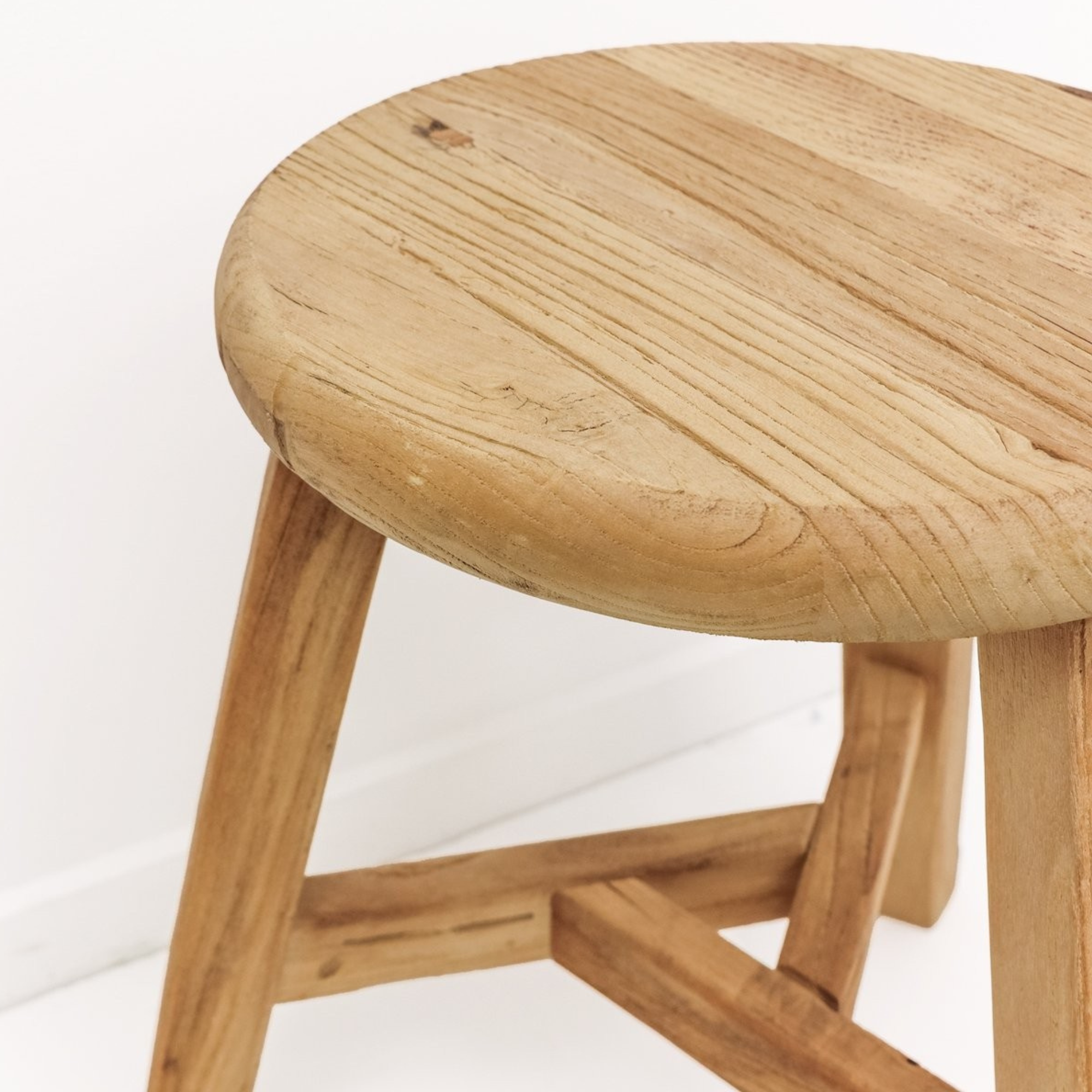 PARQ ROUND STOOL | NATURAL OR BLACK